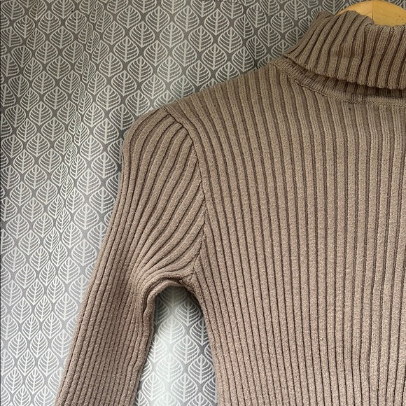 Chic Ribbed Turtleneck Crop Sweater - Picture 3 of 3